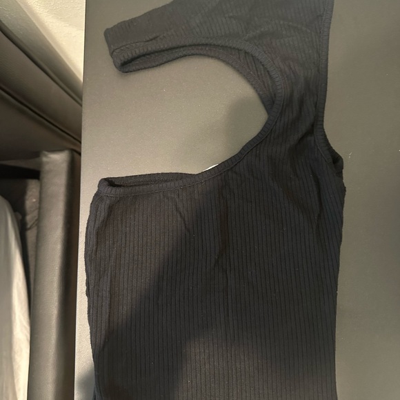 LF Cut Out Shoulder Mock Neck Tank Top - Picture 9 of 10